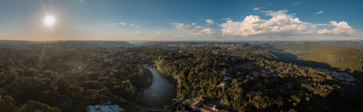 "Vista panorâmica da cidade de Gramado ao entardecer, destacando construções de luxo e iluminação suave que refletem as tendências futuras do mercado de luxo local."